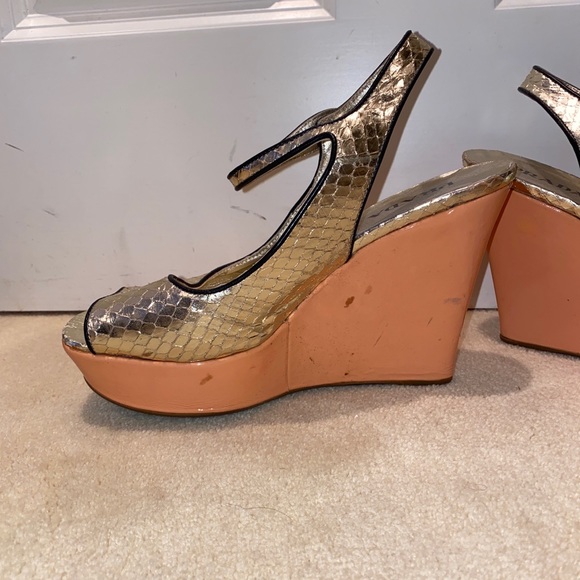 Prada gold sling back peep toe wedge with black trim size 7 - Picture 12 of 13